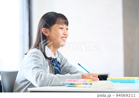 勉強する中学生　 94069211