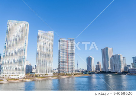 東京都中央区晴海　快晴の晴海の超高層マンション群（タワーマンション）と周辺の街並み 94069620
