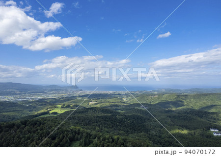 北海道 赤井川村のカルデラ展望所上空から見た余市(空撮) 北海道 赤井川村のカルデラ展望所上空から見た余市(空撮) 94070172