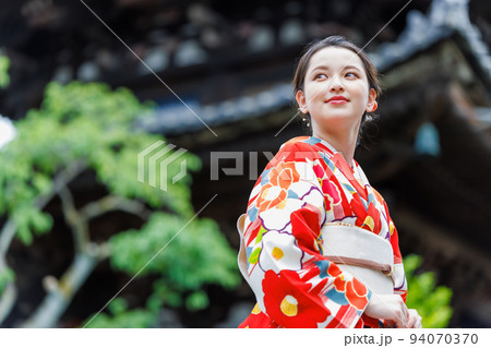 京都の街並みを歩く着物姿の女性 94070370