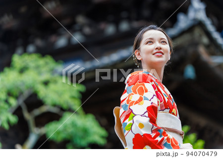 京都の街並みを歩く着物姿の女性 94070479