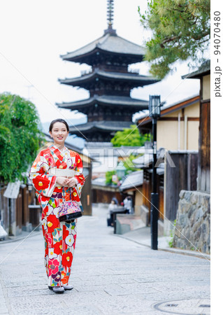 京都八坂の塔を背景に立つ着物姿の若い女性 94070480