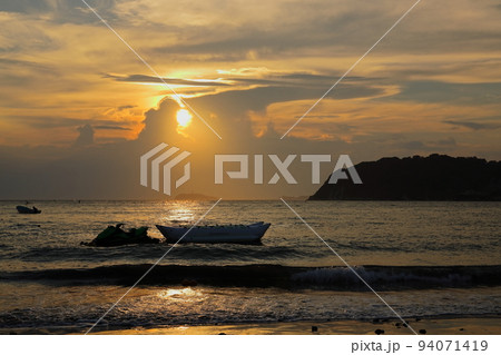 夏の逗子海岸、夕陽に染まる海でバナナボートで遊ぶ若者たち 夏の逗子海岸、夕陽に染まる海でバナナボートで遊ぶ若者たち 94071419
