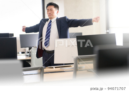 オフィスにて仕事の合間に身体を動かすビジネスマン 94071707