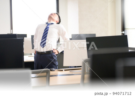仕事の合間に身体を伸ばすビジネスマン 94071712