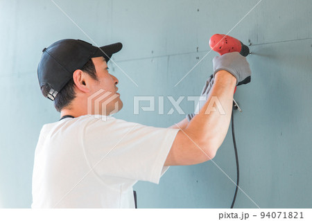 電動ドライバーを使う日本人男性（DIY） 94071821