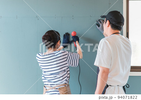 電動ドライバーを使う日本人の男女(DIY) 電動ドライバーを使う日本人の男女(DIY) 94071822