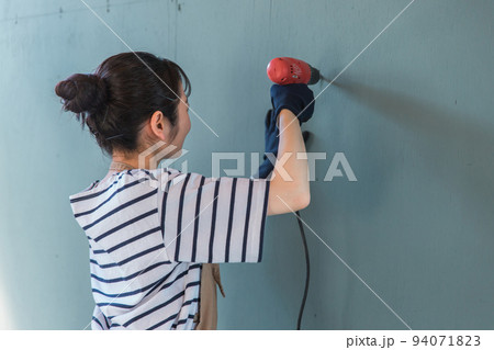 電動ドライバーを使う日本人女性(DIY) 電動ドライバーを使う日本人女性(DIY) 94071823