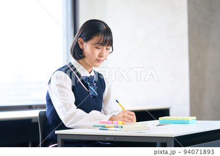 勉強する女子中学生 94071893