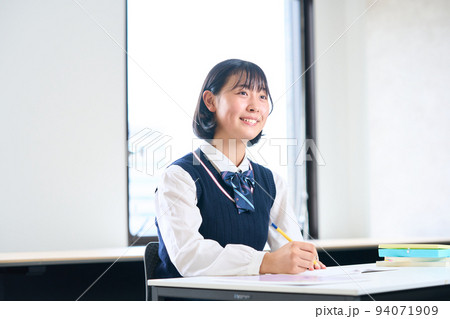勉強する女子中学生 勉強する女子中学生 94071909