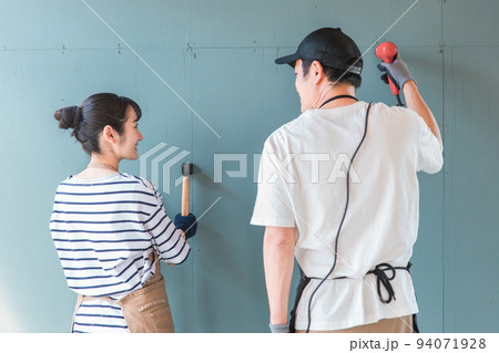 電動ドライバーを使う日本人の男女（DIY） 94071928