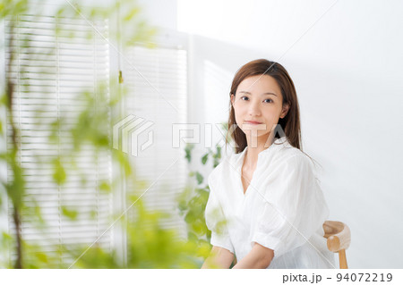 椅子に座る20代女性のポートレート 94072219