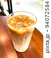 店内のアイスカフェラテ 94072584