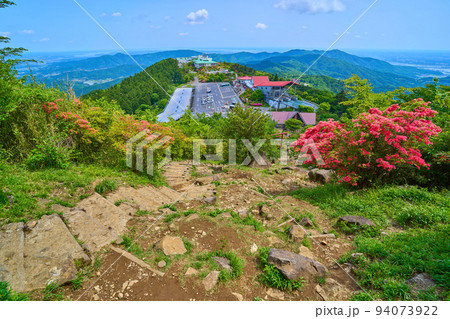 春の茨城県の筑波山登山道から筑波山ロープウェイ(つつじヶ丘駅)とつつじヶ丘駐車場方面 94073922