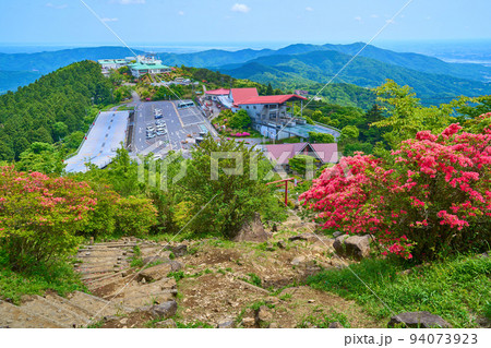 春の茨城県の筑波山登山道から筑波山ロープウェイ(つつじヶ丘駅)とつつじヶ丘駐車場方面 94073923