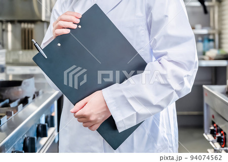 レストラン厨房で白衣を着た女性のイメージカット 94074562