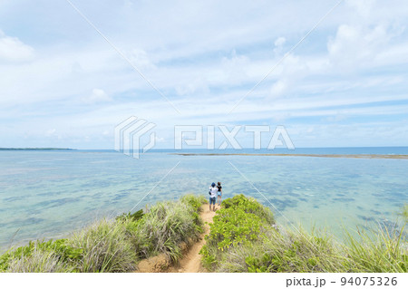 沖縄旅行　ザネー浜で撮影をするカップル 94075326