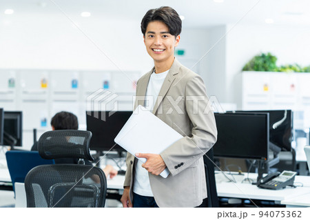 オフィスで働くビジネスパーソン 94075362