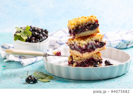 Delicious berry pie with streusel. 94075682