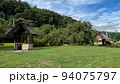 茅葺屋根の水車小屋と四阿 94075797