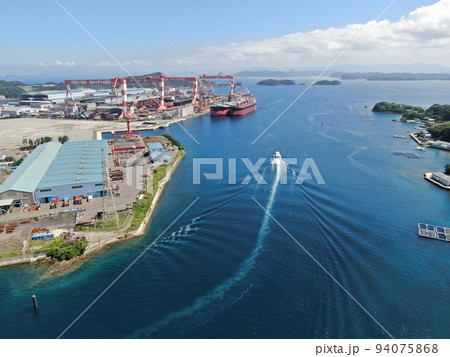 寺島大橋完成記念公園の上空から寺島の港湾の空撮 94075868