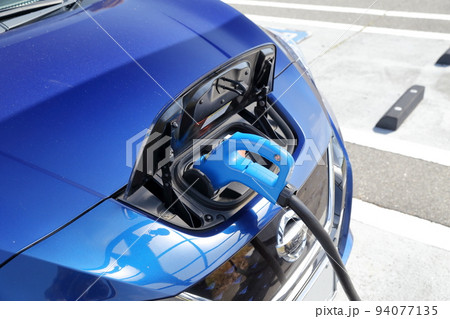 充電中の電気自動車 94077135