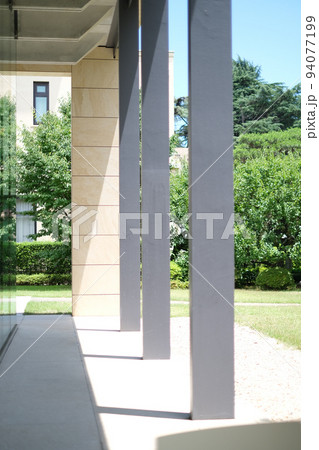 近代建築 整然と並ぶ屋外の柱 近代建築 整然と並ぶ屋外の柱 94077199