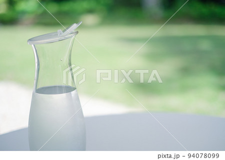 夏のテラス席に置かれたカラフ　水 94078099