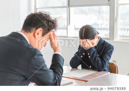 成績低下に困る先生と生徒（進路相談・落第・悩む） 94079389