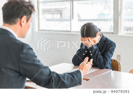 スクールカウンセラーの男性と泣く生徒 スクールカウンセラーの男性と泣く生徒 94079391