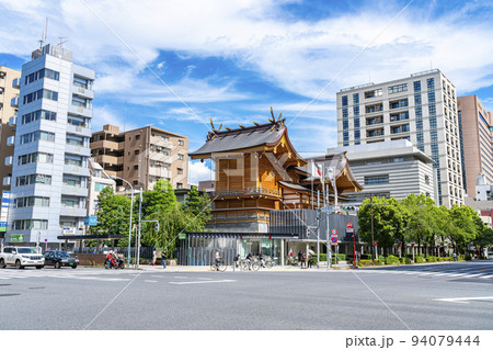 【東京都】交差点から見える日本橋の水天宮 94079444