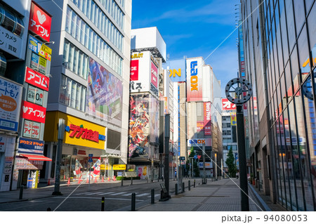 東京都 秋葉原駅、早朝の電気街南口 94080053