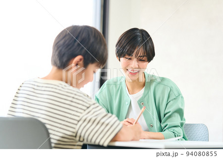 勉強を教える女性　勉強をする小学生 94080855