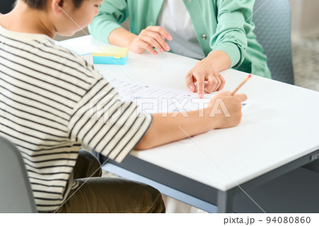 勉強を教える女性　勉強をする小学生　 94080860