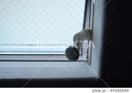 玄関に取り付けた横滑り出し窓の開閉　 94080899