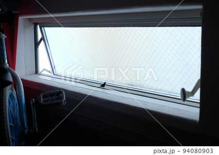 玄関に取り付けた横滑り出し窓の開閉 玄関に取り付けた横滑り出し窓の開閉 94080903