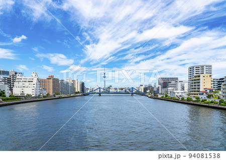 【東京都】東京スカイツリーと隅田川に架かる清洲橋 【東京都】東京スカイツリーと隅田川に架かる清洲橋 94081538