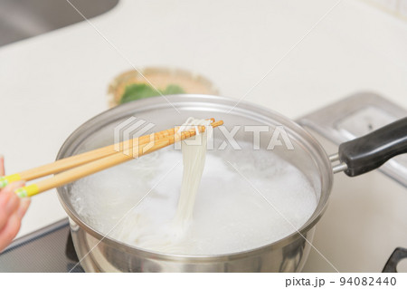 【ミドル主婦が菜箸を使って素麺を茹でる】 94082440