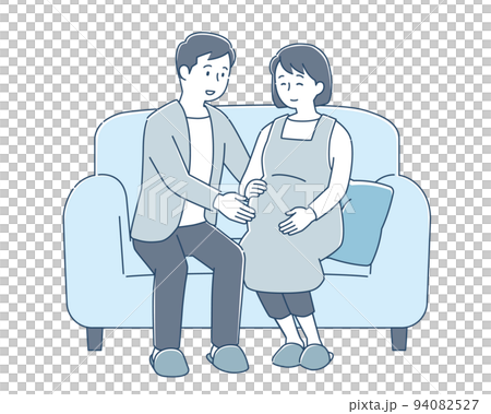 孕婦和她的丈夫坐在沙發上 94082527
