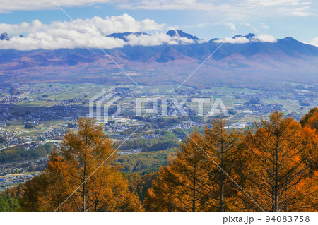 杖突峠から見た紅葉の諏訪地域の風景 94083758