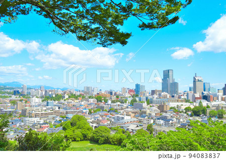 青空が広がる仙台市の都市風景 94083837
