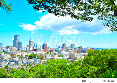青葉城址公園から望む杜の都北とぴあより青空の都市景観 青葉城址公園から望む杜の都北とぴあより青空の都市景観 94083838