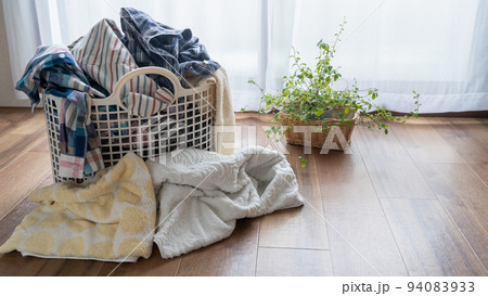 カゴからあふれる洗濯物 カゴからあふれる洗濯物 94083933