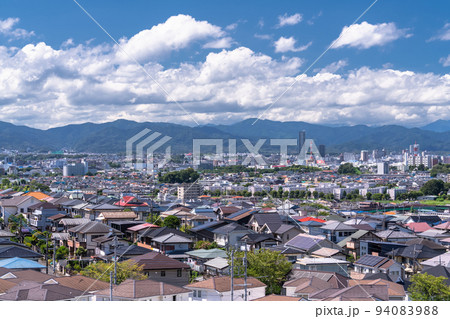 《東京都》青空の住宅街・東京郊外 94083988