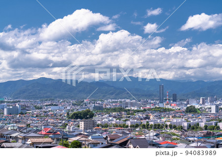 《東京都》青空の住宅街・東京郊外 94083989