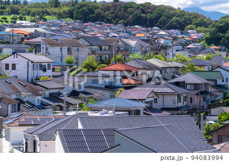 《東京都》青空の住宅街・東京郊外 94083994