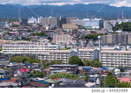 《東京都》青空の住宅街・東京郊外 94083999