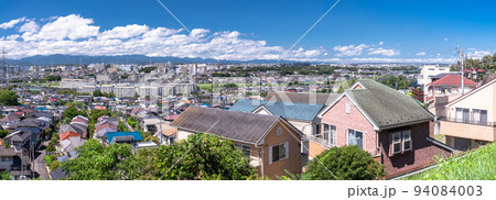 《東京都》青空の住宅街・東京郊外 94084003