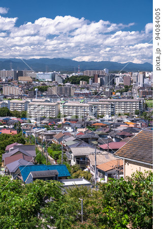 《東京都》青空の住宅街・東京郊外 94084005