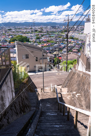 《東京都》青空の住宅街・東京郊外 94084008